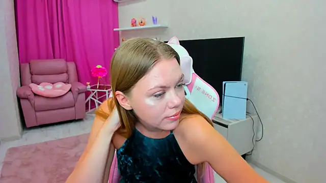 Snapshot of Strawberrye chatting on February 12, 3:23 am Strawberrye online show from February 12, 3:23 am