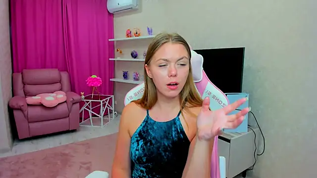 Snapshot of Strawberrye chatting on February 15, 7:51 am Strawberrye online show from February 15, 7:51 am