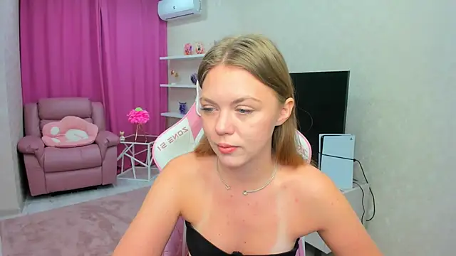 Snapshot of Strawberrye chatting on February 17, 3:14 am Strawberrye online show from February 17, 3:14 am