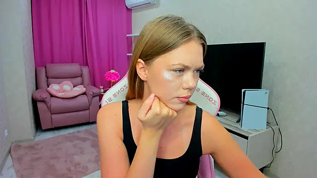 Snapshot of Strawberrye chatting on February 23, 3:15 am Strawberrye online show from February 23, 3:15 am