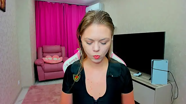 Snapshot of Strawberrye chatting on March 2, 3:20 am Strawberrye online show from March 2, 3:20 am