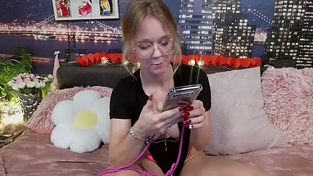 Snapshot of little-leni chatting on February 16, 2:43 pm little-leni online show from February 16, 2:43 pm