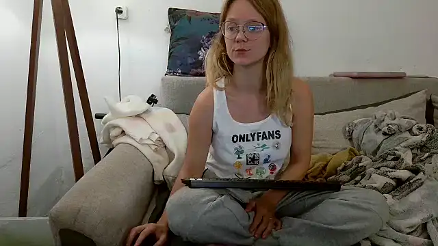 Snapshot of little-leni chatting on September 27, 8:47 pm little-leni online show from September 27, 8:47 pm