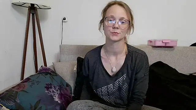 little-leni online show from March 17, 8:12 pm