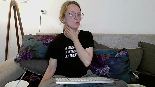 little-leni online show from April 10, 8:35 pm