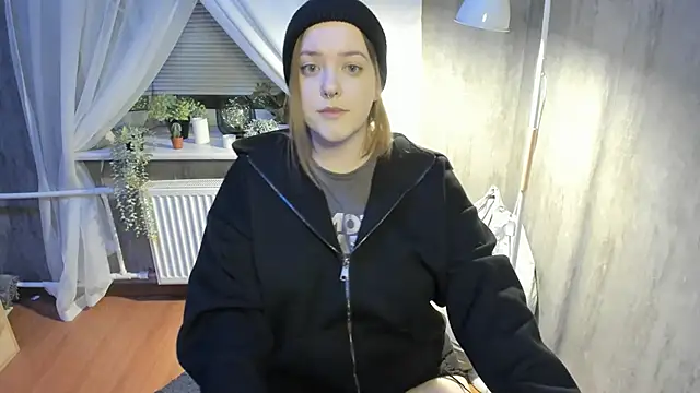 Sophia Edwards online show from February 21, 6:48 pm