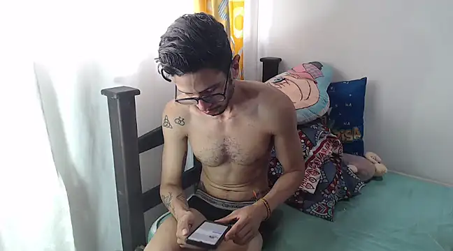Snapshot of alisterxxx chatting on March 3, 2:04 pm alisterxxx online show from March 3, 2:04 pm