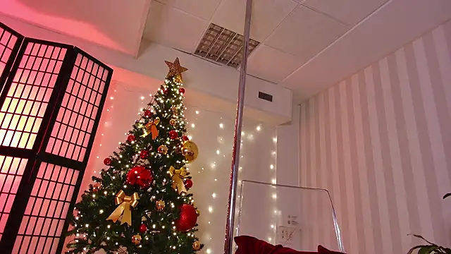 girl nextd00r online show from December 14, 9:35 pm