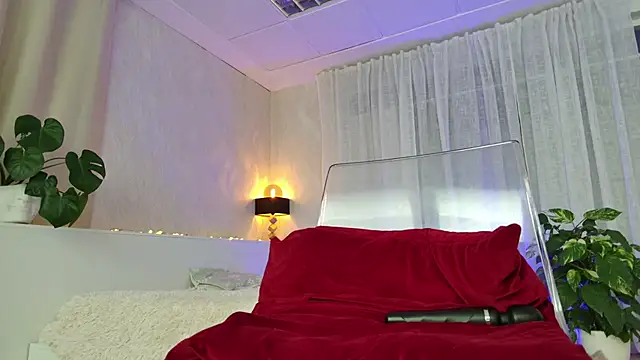 girl nextd00r online show from December 18, 11:34 am