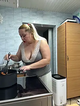 Snapshot of SabinaSweety chatting on February 2, 1:10 pm SabinaSweety online show from February 2, 1:10 pm