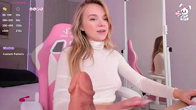 Snapshot of VirginChloe chatting on December 5, 3:04 am VirginChloe online show from December 5, 3:04 am