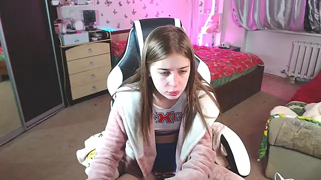 Snapshot of Kira_honeyy chatting on January 31, 5:53 pm Kira honeyy online show from January 31, 5:53 pm
