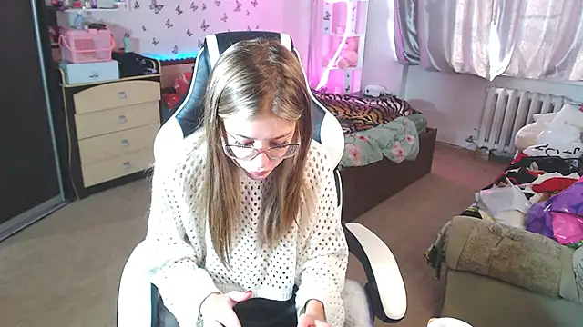 Snapshot of Kira_honeyy chatting on March 6, 4:41 am Kira honeyy online show from March 6, 4:41 am
