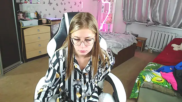 Snapshot of Kira_honeyy chatting on March 22, 6:11 am Kira honeyy online show from March 22, 6:11 am
