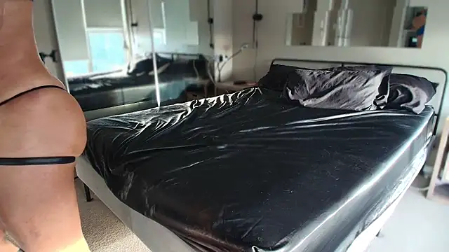 Snapshot of MikyFoxx chatting on December 17, 10:38 pm MikyFoxx online show from December 17, 10:38 pm