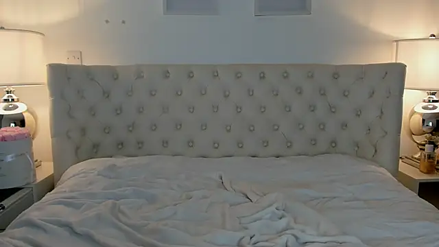 Snapshot of JessicaJames23 chatting on December 21, 11:22 am JessicaJames23 online show from December 21, 11:22 am