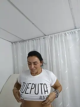 Snapshot of zullyxhot chatting on June 6, 10:03 pm zullyxhot online show from June 6, 10:03 pm