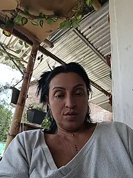 Snapshot of zullyxhot chatting on June 11, 5:22 pm zullyxhot online show from June 11, 5:22 pm