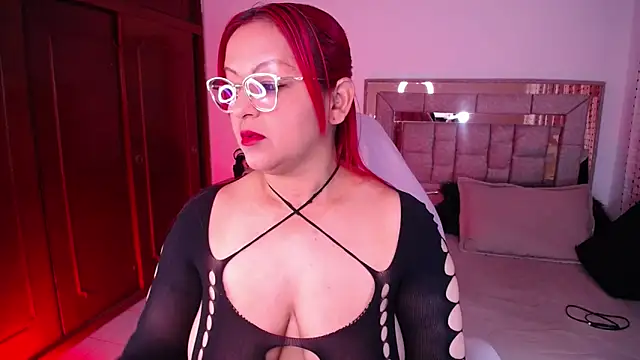 salomecastro  online show from February 18, 2:40 am