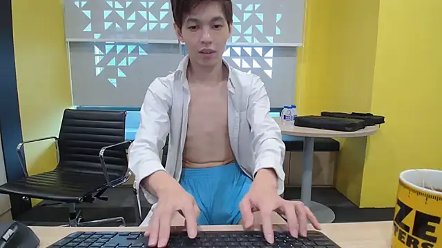 Snapshot of andrewooi chatting on July 25, 4:43 am andrewooi online show from July 25, 4:43 am