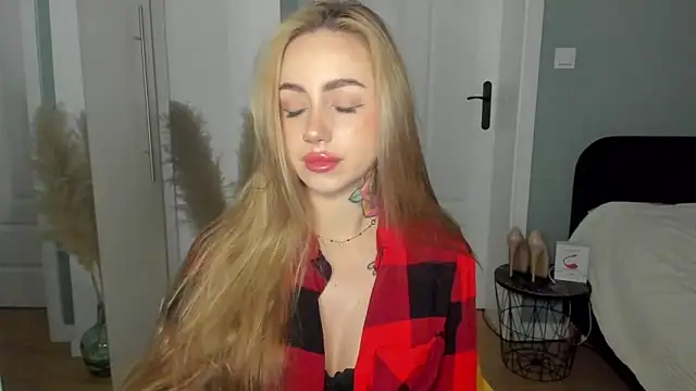 Snapshot of sexyCoralie chatting on May 15, 6:53 am sexyCoralie online show from May 15, 6:53 am
