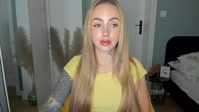 Snapshot of sexyCoralie chatting on June 12, 7:18 am sexyCoralie online show from June 12, 7:18 am