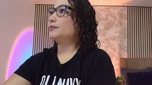 Snapshot of JuliRamirez chatting on July 6, 1:19 pm JuliRamirez online show from July 6, 1:19 pm