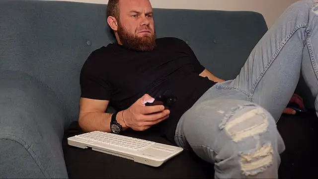 Snapshot of Tommy_Burnz chatting on January 25, 5:40 am Tommy Burnz online show from January 25, 5:40 am