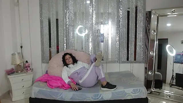 mijal queen online show from December 17, 2:23 am