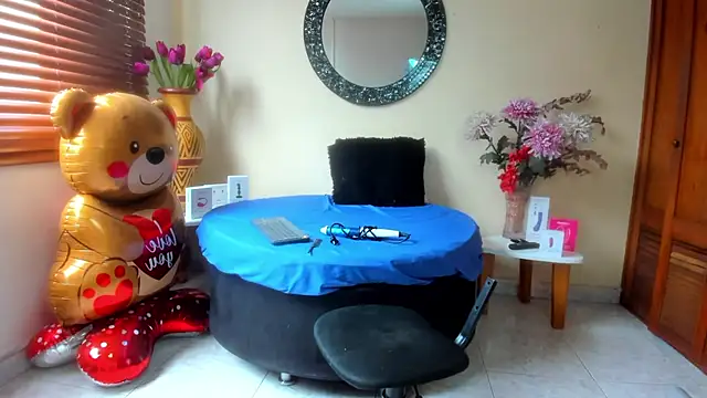 NicoleSantana online show from March 28, 8:30 pm