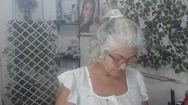 Snapshot of FunnyGrandma chatting on November 24, 10:31 pm FunnyGrandma online show from November 24, 10:31 pm