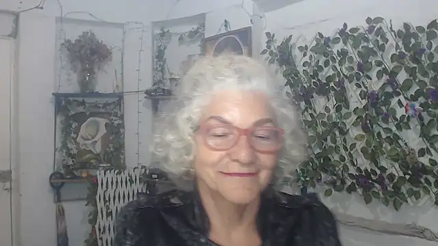 Snapshot of FunnyGrandma chatting on November 28, 11:40 pm FunnyGrandma online show from November 28, 11:40 pm
