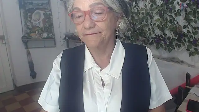 Snapshot of FunnyGrandma chatting on December 2, 12:49 am FunnyGrandma online show from December 2, 12:49 am