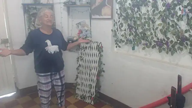 Snapshot of FunnyGrandma chatting on December 3, 5:00 pm FunnyGrandma online show from December 3, 5:00 pm