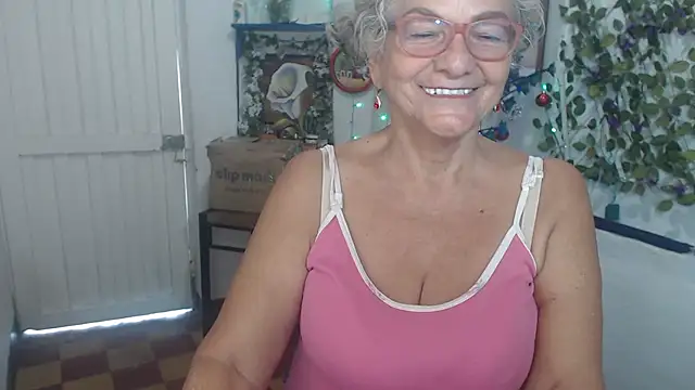 Snapshot of FunnyGrandma chatting on December 13, 7:53 pm FunnyGrandma online show from December 13, 7:53 pm