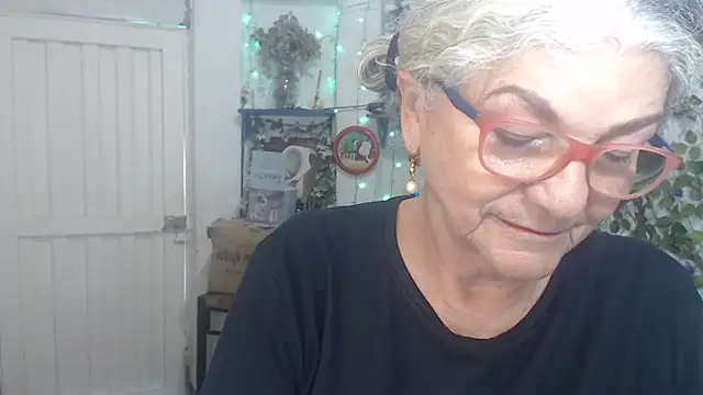 Snapshot of FunnyGrandma chatting on December 14, 9:41 pm FunnyGrandma online show from December 14, 9:41 pm