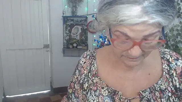 Snapshot of FunnyGrandma chatting on December 16, 6:46 pm FunnyGrandma online show from December 16, 6:46 pm