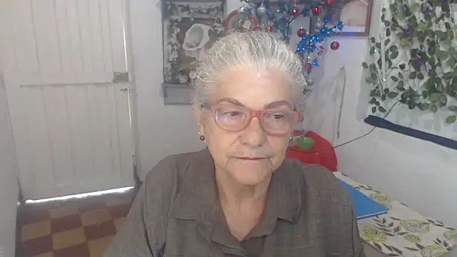 Snapshot of FunnyGrandma chatting on December 17, 8:37 pm FunnyGrandma online show from December 17, 8:37 pm