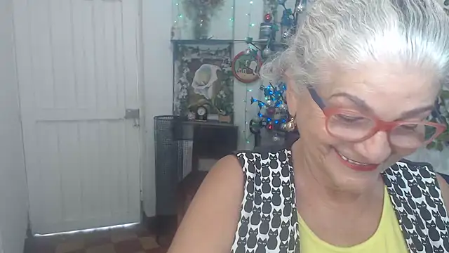 Snapshot of FunnyGrandma chatting on December 18, 8:48 pm FunnyGrandma online show from December 18, 8:48 pm