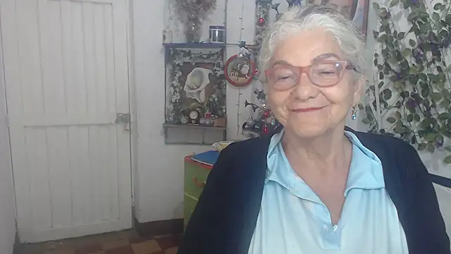 Snapshot of FunnyGrandma chatting on December 23, 2:31 am FunnyGrandma online show from December 23, 2:31 am