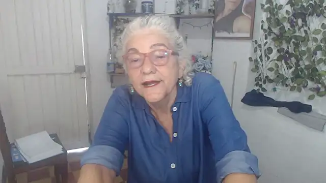 Snapshot of FunnyGrandma chatting on January 18, 8:34 pm FunnyGrandma online show from January 18, 8:34 pm