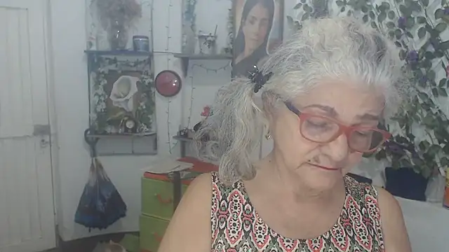 Snapshot of FunnyGrandma chatting on February 4, 3:12 am FunnyGrandma online show from February 4, 3:12 am