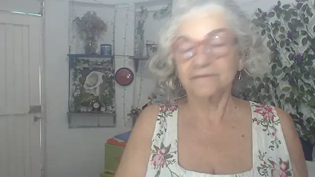 Snapshot of FunnyGrandma chatting on February 6, 8:34 pm FunnyGrandma online show from February 6, 8:34 pm