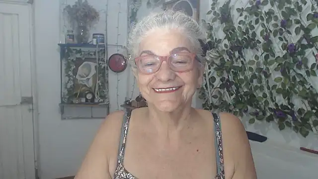 Snapshot of FunnyGrandma chatting on February 8, 11:19 pm FunnyGrandma online show from February 8, 11:19 pm