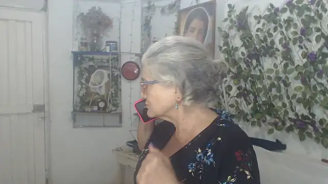 Snapshot of FunnyGrandma chatting on February 10, 12:04 am FunnyGrandma online show from February 10, 12:04 am