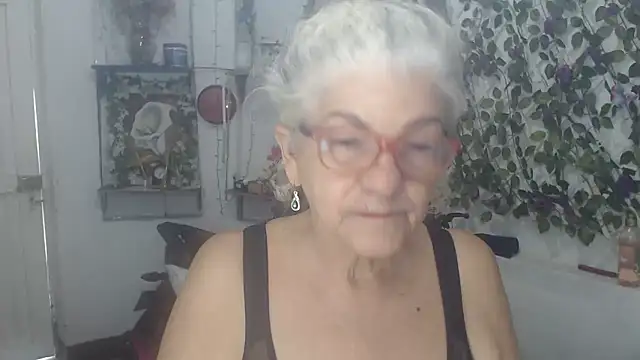 Snapshot of FunnyGrandma chatting on February 17, 1:29 pm FunnyGrandma online show from February 17, 1:29 pm