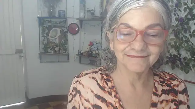 Snapshot of FunnyGrandma chatting on February 18, 12:34 pm FunnyGrandma online show from February 18, 12:34 pm