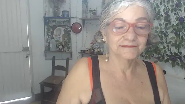 Snapshot of FunnyGrandma chatting on February 22, 3:21 pm FunnyGrandma online show from February 22, 3:21 pm