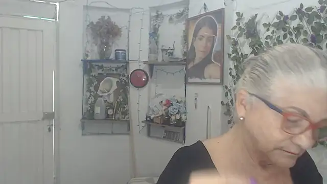 Snapshot of FunnyGrandma chatting on February 25, 5:00 pm FunnyGrandma online show from February 25, 5:00 pm