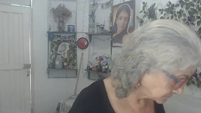 Snapshot of FunnyGrandma chatting on February 27, 2:50 pm FunnyGrandma online show from February 27, 2:50 pm